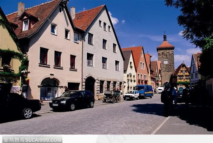 街道前的房子和汽车