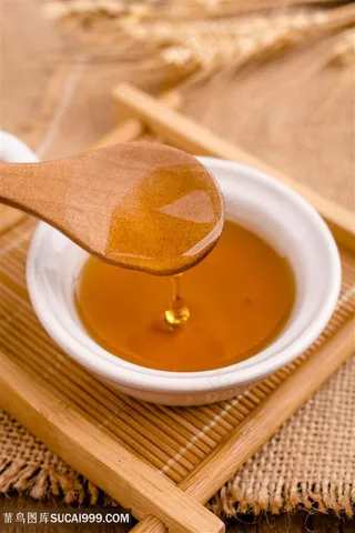 麻布片上的一碗香油与勺子