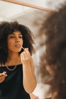 女人照镜子涂口红图片 女人照镜子涂口红图片