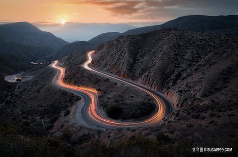 蜿蜒山路日出风景