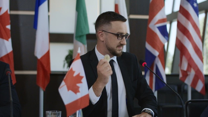 加拿大政客在会议上展示比特币