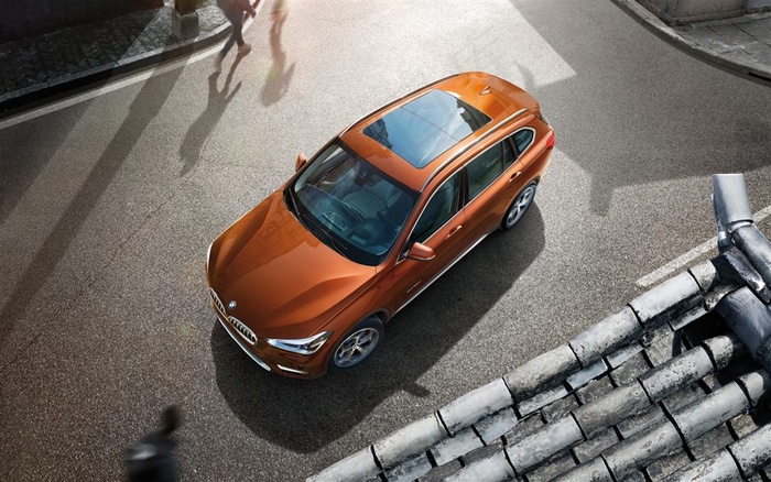 宝马汽车路口俯瞰广告图