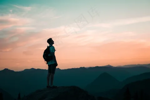 背包客男生背影图片 背包客男生背影图片