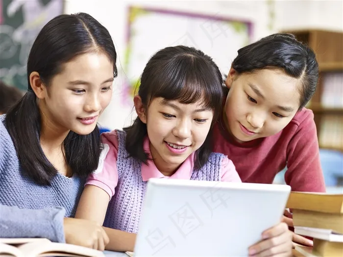 在一起学习的学生图片