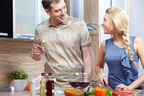 一起做饭幸福情侣图片素材 一起做饭幸福情侣图片素材