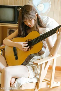 坐在椅子上弹吉他的高清美女图片 坐在椅子上弹吉他的高清美女图片