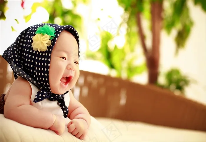 戴着黑色小帽子的可爱幼儿