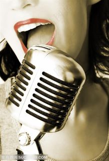 乐器麦克风特写-美女握着麦克风特写