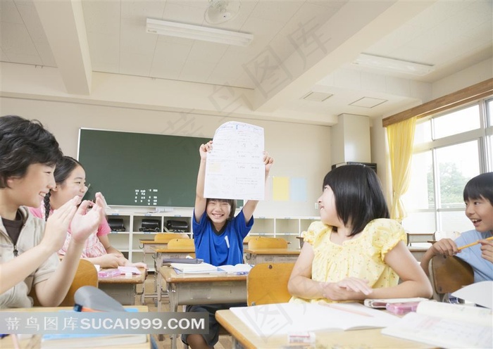 正在上课的孩子们