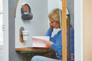 知性美女看书图片