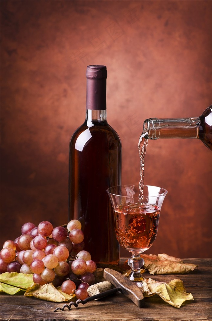 一瓶红葡萄酒和酒杯