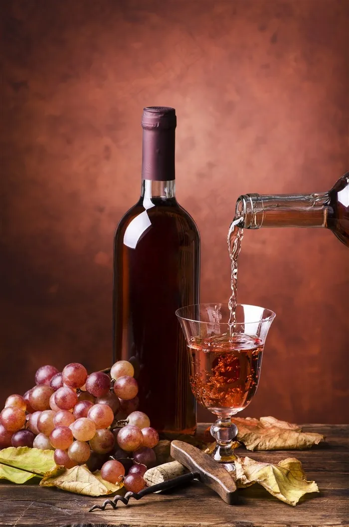 一瓶红葡萄酒和酒杯