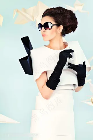 戴墨镜的盘发美女创意造型高清图片