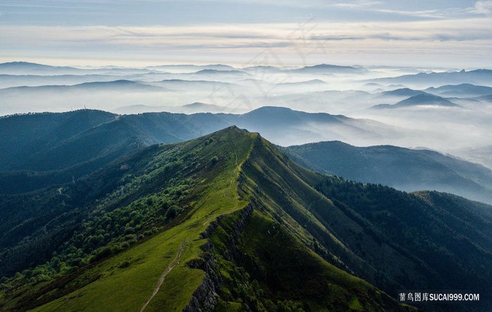 山峰上鸟瞰群山峻岭山川云海