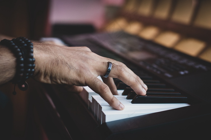 弹钢琴手位置图片