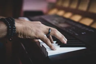 弹钢琴手位置图片