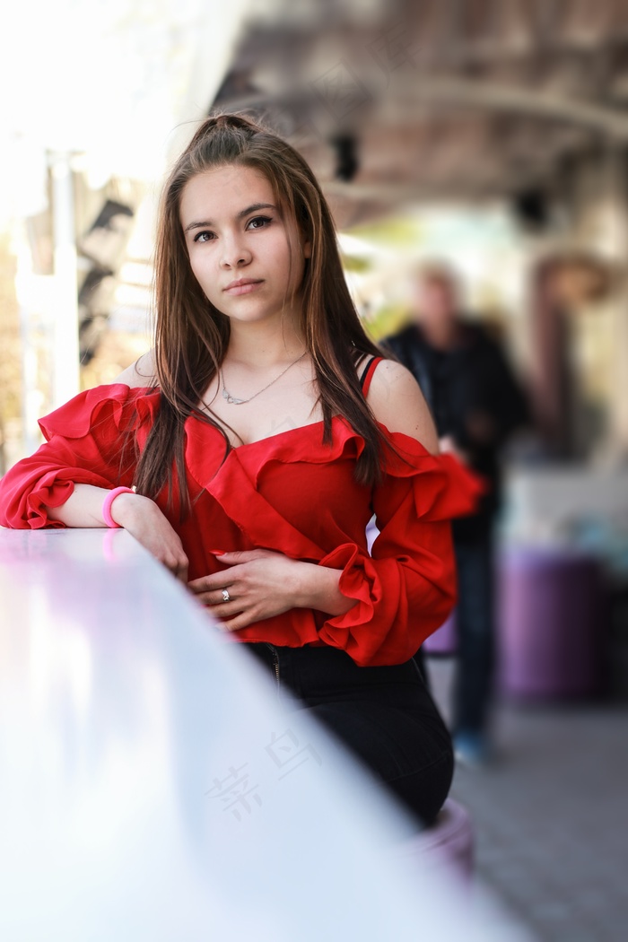 吊带一字肩性感美女图片