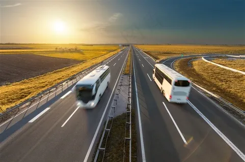 两条路上行驶的白色大巴车 两条路上行驶的白色大巴车