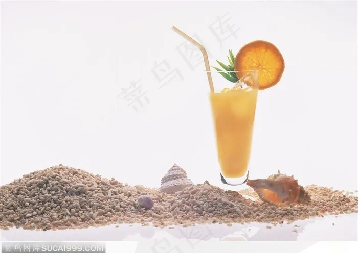 一堆砂粒和一杯鲜果汁