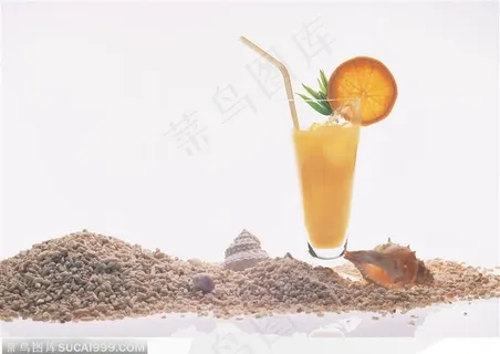 一堆砂粒和一杯鲜果汁