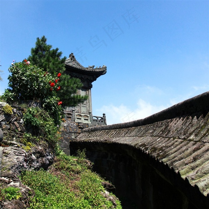 蓝天下山峰上的古建筑物