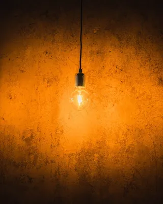 黄色发光灯泡图片