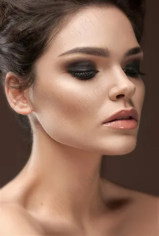 在闭目凝神的妆容美女