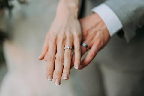手上戴婚戒摄影图 手上戴婚戒摄影图