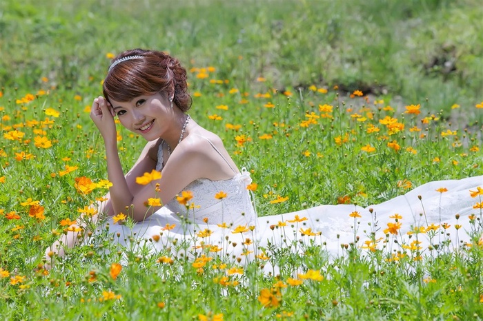 白色婚纱美女新娘草地写真素材