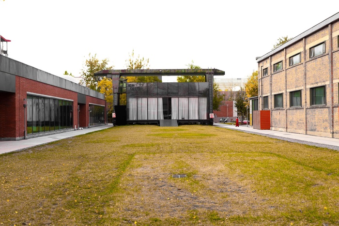 老式院落空旷草坪