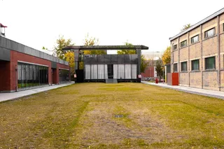 老式院落空旷草坪