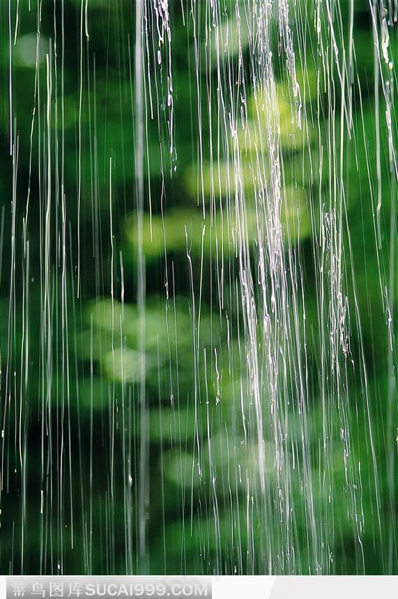 细小的瀑布流下时的雨线