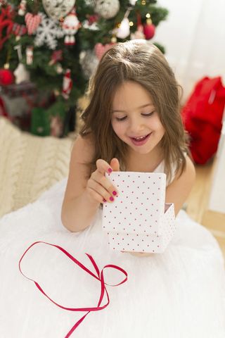 圣诞节室内穿白裙的小公主打开礼物开心场景圣诞送礼物(168)