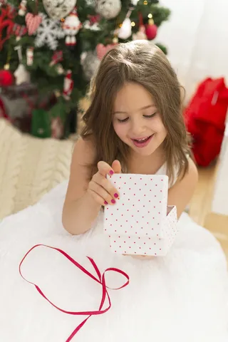 圣诞节室内穿白裙的小公主打开礼物开心场景圣诞送礼物(168)