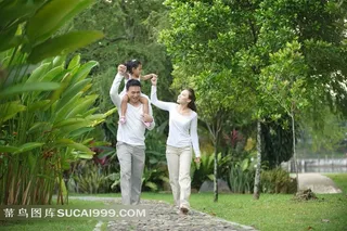 在散步的一家三口摄影高清图片