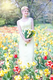 郁金香花海美女图片 郁金香花海美女图片