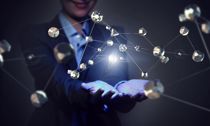 在男子手掌上的原子结构创意高清图