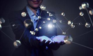 在男子手掌上的原子结构创意高清图