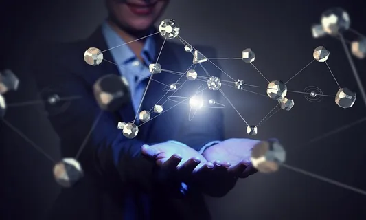 在男子手掌上的原子结构创意高清图 在男子手掌上的原子结构创意高清图