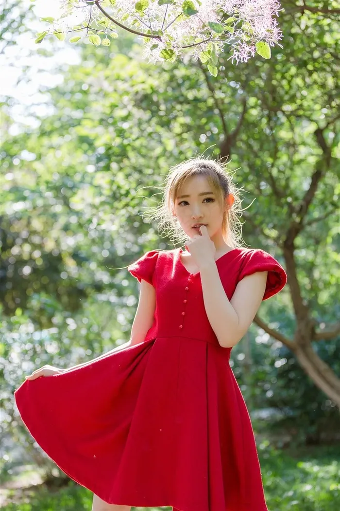 红色连衣裙阳光美女