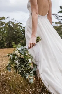 露背婚纱背影图片