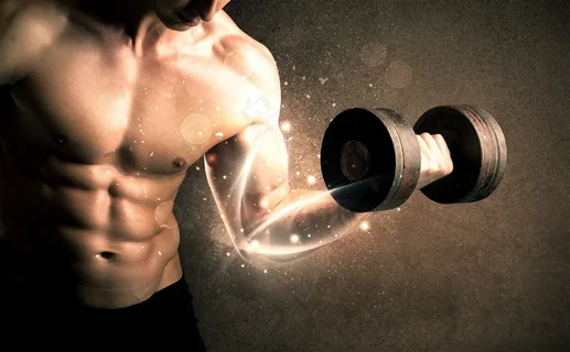 拿着哑铃做运动的肌肉男高清图片