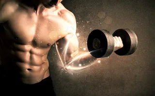 拿着哑铃做运动的肌肉男高清图片