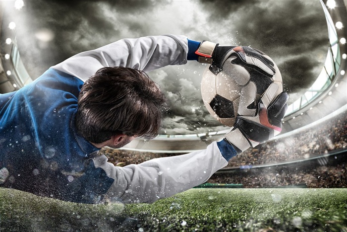 足球场上接球的守门员高清图片