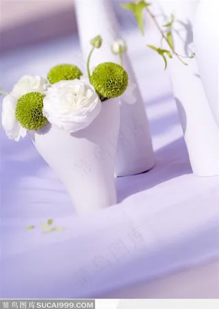 透着紫色光的白色家具和白色瓷器