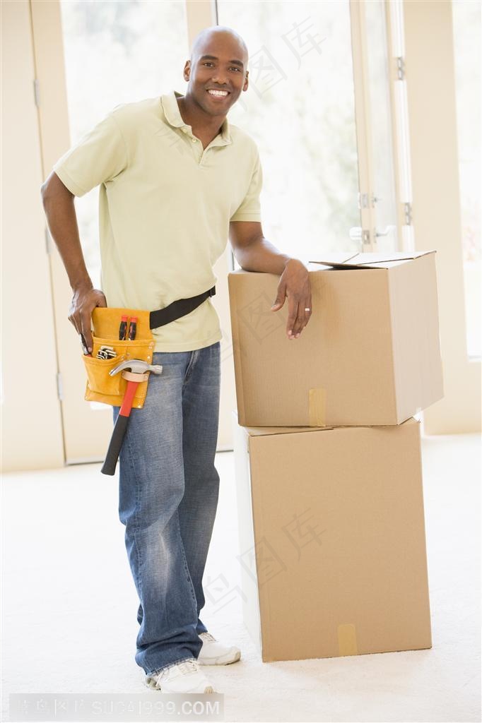 搬家人物-腰上绑着工具袋的外国男性