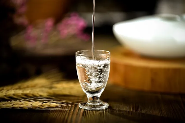 高浓度辛辣的白酒图片