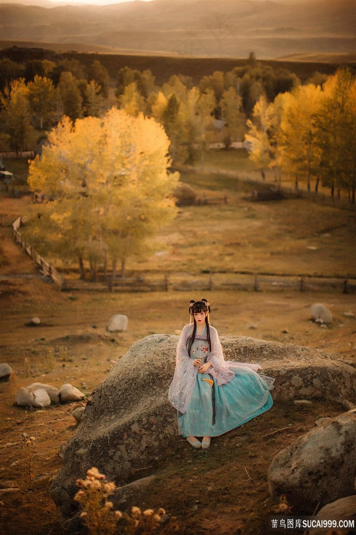 秋季山坡上的古装汉服美女图片
