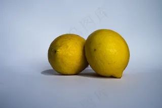 两个黄色柠檬图片