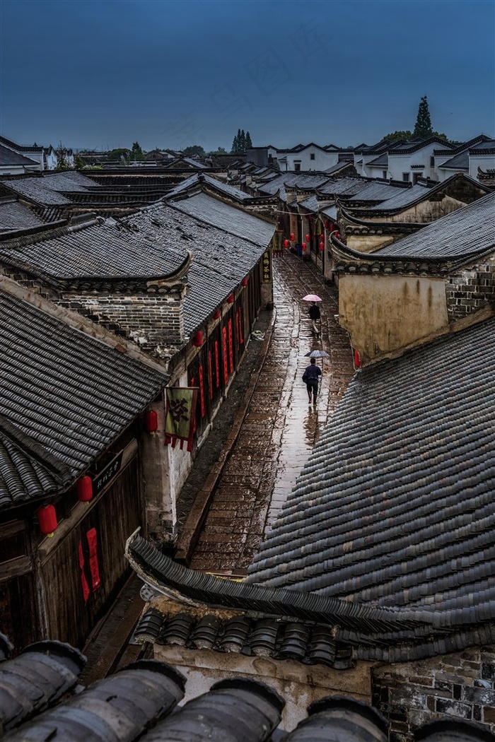 雨中的老北京四合院高清图片